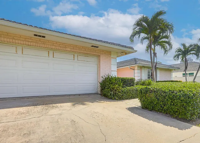 Riviera Beach Home W/ Pool - Walk To Beaches!