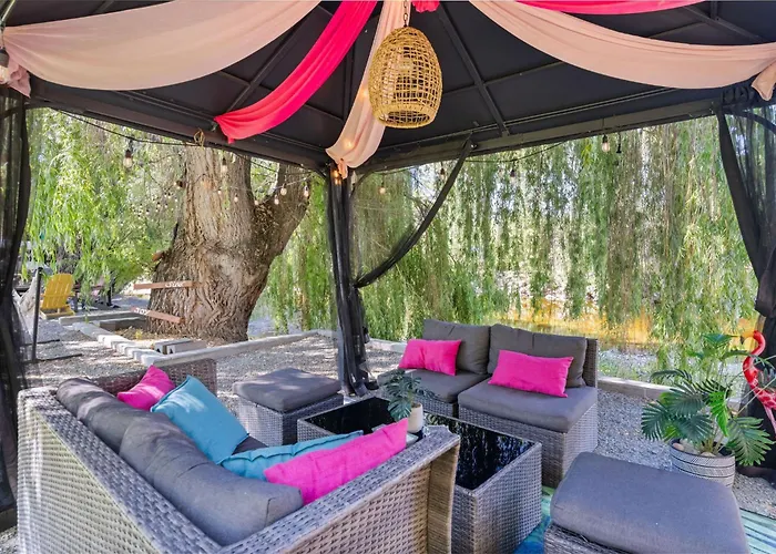 Waterfront Oasis With Pool, Hot Tub & Pet Friendly