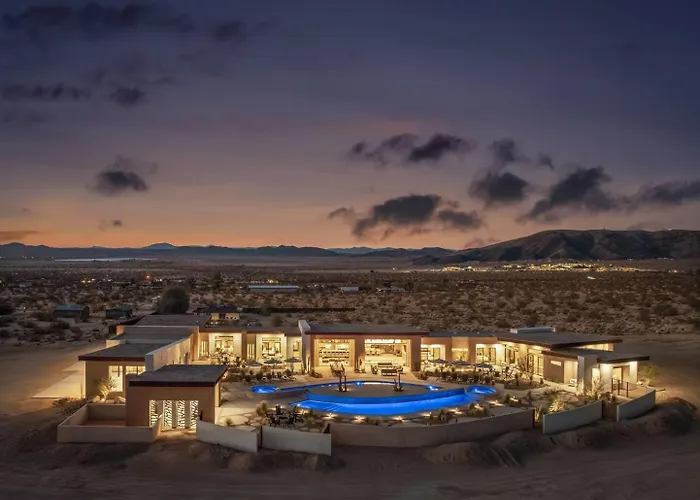 Peak By Fieldtrip - 8 Bedroom Modern Oasis - 2 Pools