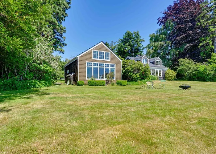 Waterfront Bellingham Bliss: Steps To Beach!