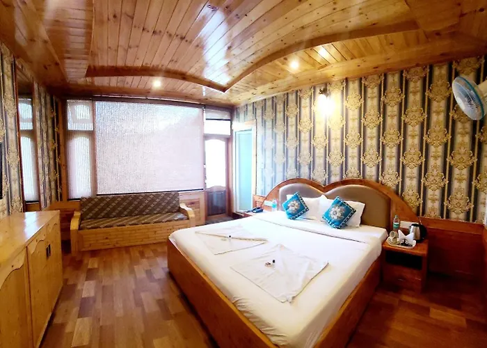 Pine Wood Cottage Jungle Resort