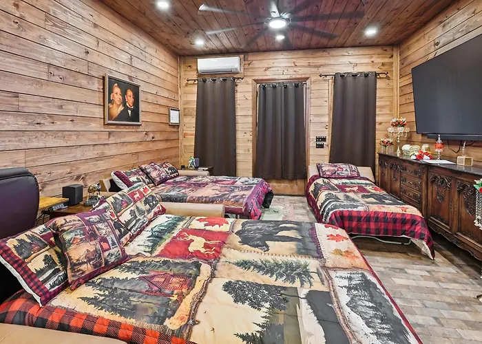 Luxury Barndominium Private Woodland Getaway!