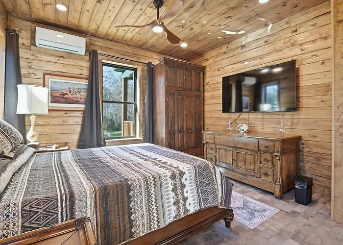 Luxury Barndominium Private Woodland Getaway!