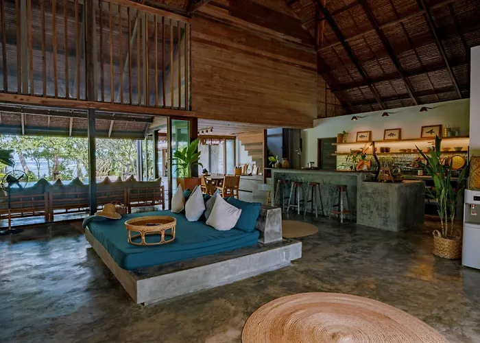 Big Rock Villa - Beachfront Villa With Pool & Direct Surf Access