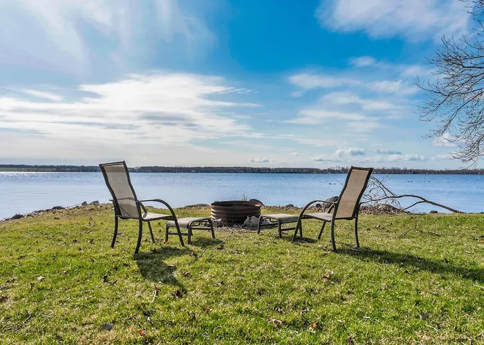 Private Hay Bay Waterfront Napanee With Pool And Dock