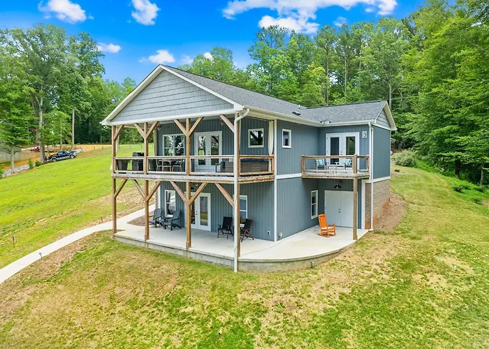 Luxury Lakefront Home, Games, Kayaks, 2 King Beds