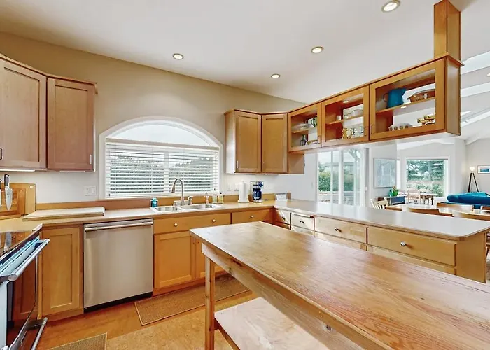 Charming Home With Wifi Deck & Grill - 1 Block To The Beach