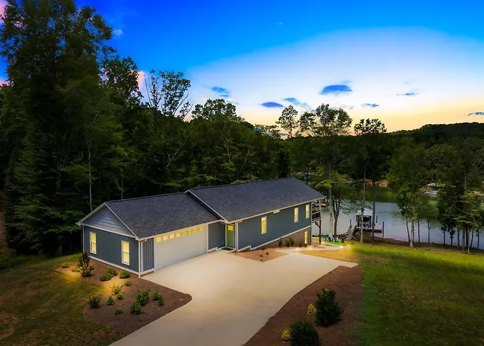 Luxury Lakefront Home, Games, Kayaks, 2 King Beds