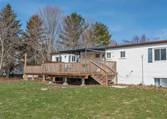 Private Hay Bay Waterfront Napanee With Pool And Dock
