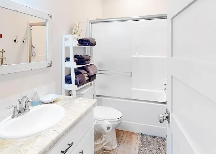 Beachy Dog-Friendly Home Near The Coast With Free Wifi & A Kitchenette