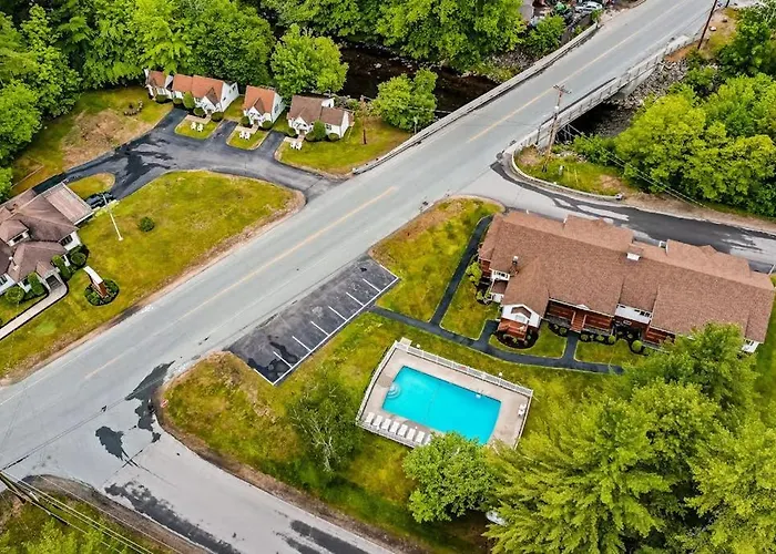 Cute Riverfront Cabin In Great Location W/ Shared Pool, Kitchenette, & Free Wifi