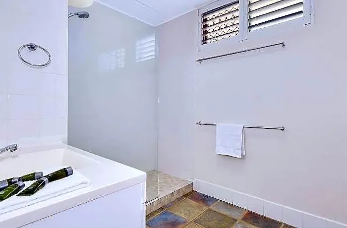 2 Bedroom Top Floor Unit - Ocean Views And Pool