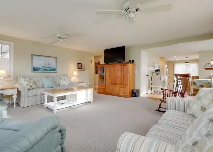 Westerly Retreat ~ 1/4 Mi To Private Beach!