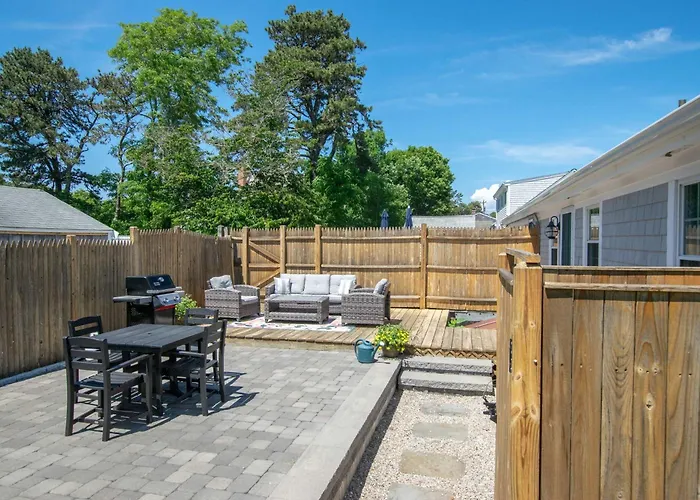 Mins To Beach & Town Great Outdoor Space
