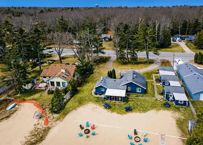 Northern Sands Lakefront Estate With Main House And 2 Cabins