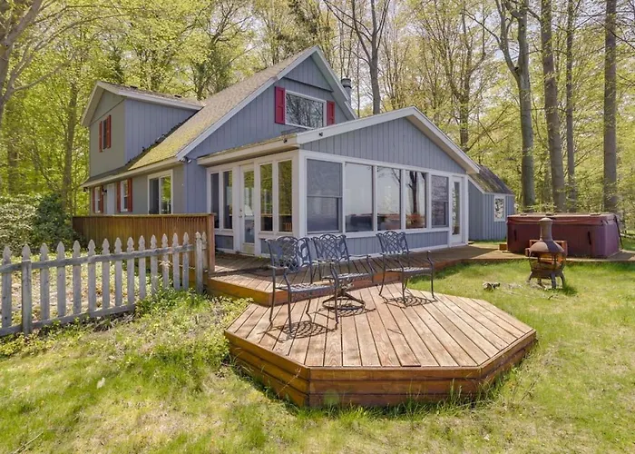 Lake View Cottage With Deck And Beach Access