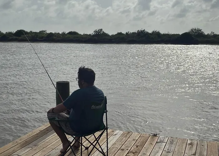 Relaxing Riverside Getaway