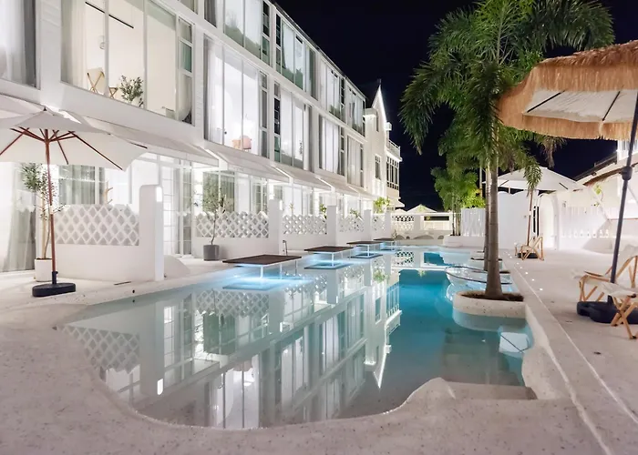 途庐荟酒店 浦东机场店 Tulu Hui Hotel Provides 24 Hour Free Airport And Disneyland Shuttles An Elegant Courtyard With Sun Loungers Laundry And Food Delivery Services Finely Designed Rooms For A Pleasant