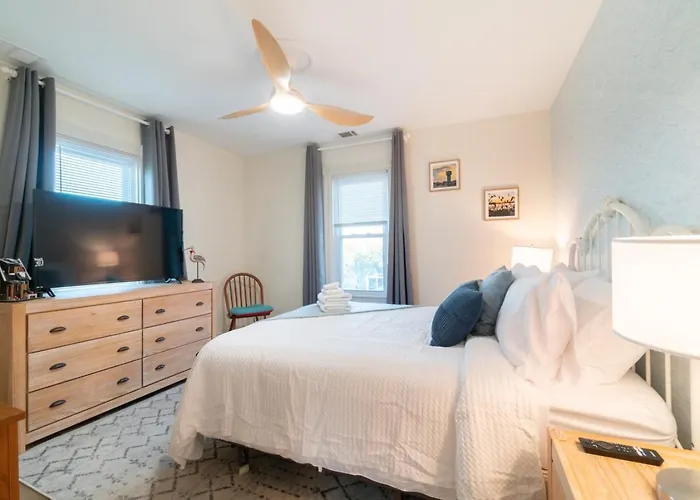 Coastal Escape With Private Deck Near Ventnor Beach And Golf Courses