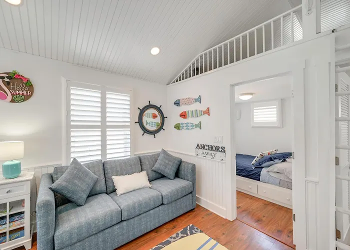 Walk To Bay Village, Beaches & More! Cozy Cottage