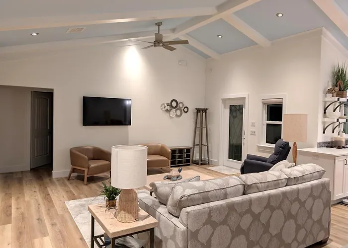 Luxury Beachside Retreat - Heated Pool - Walk To Beach - Seasonal Stays Welcome