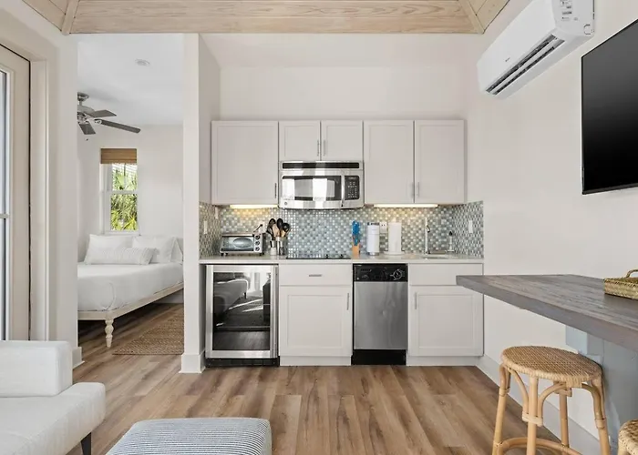 Walk To Beach, 30A Carriage House, Sleeps 4