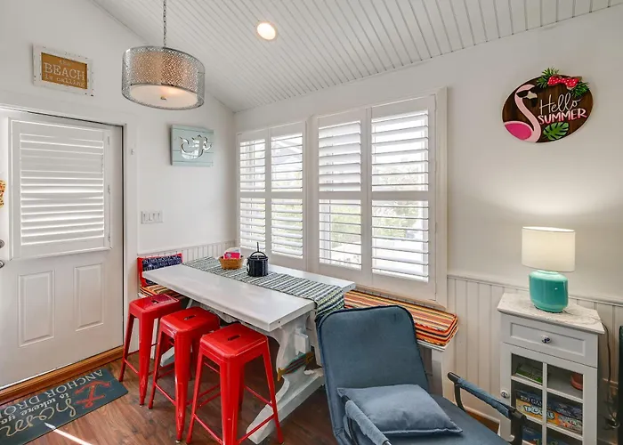 Walk To Bay Village, Beaches & More! Cozy Cottage