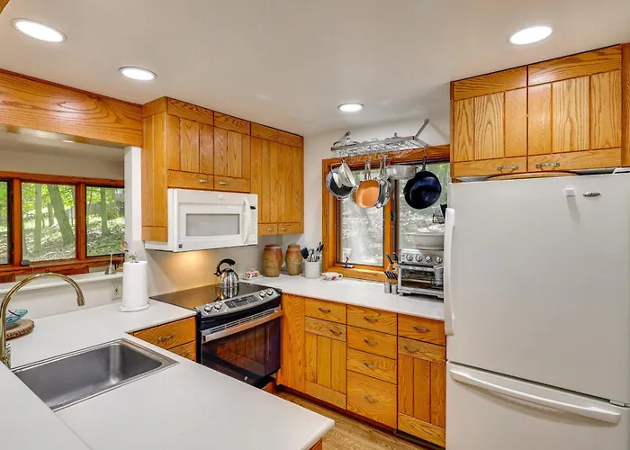 Glen Arbor Home W/ Glen Lake Access & Shared Dock!