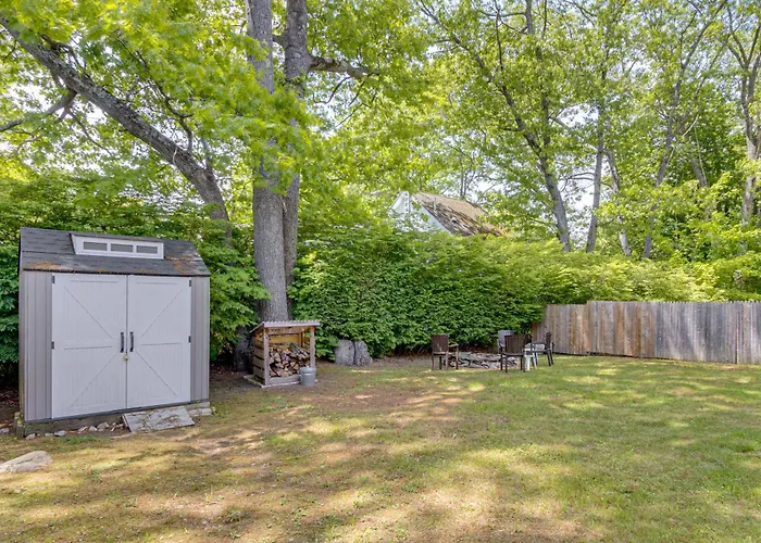 < 1 Mi To Sand! Updated Cottage W/ Yard In Niantic