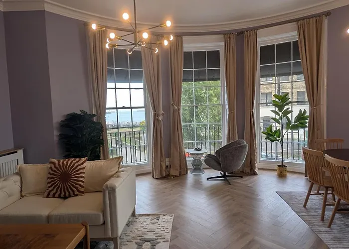 Sea, Sky & Ships - Luxury Seafront Apartment, Ideal For Channel Crossing Swimmers , Sleeps 5