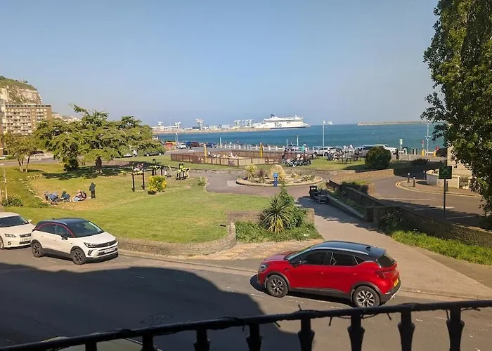 Sea, Sky & Ships - Luxury Seafront Apartment, Ideal For Channel Crossing Swimmers , Sleeps 5