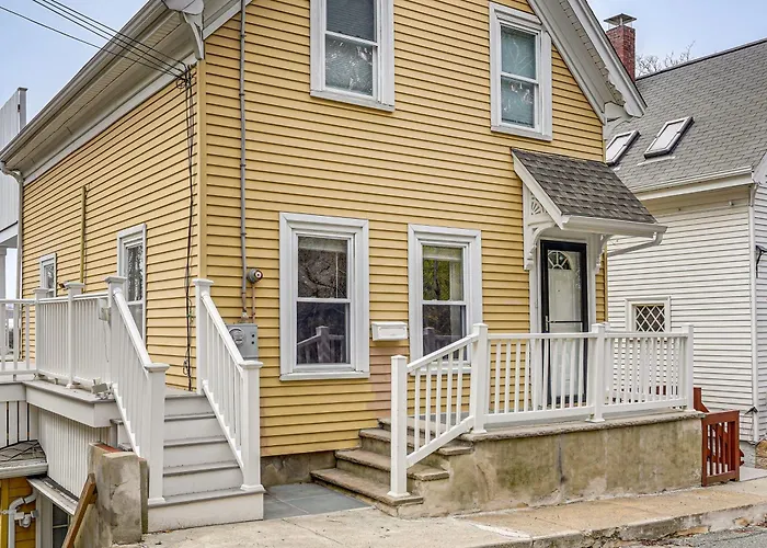 Gloucester Large 2-Room Studio, Full Kitchen, Deck
