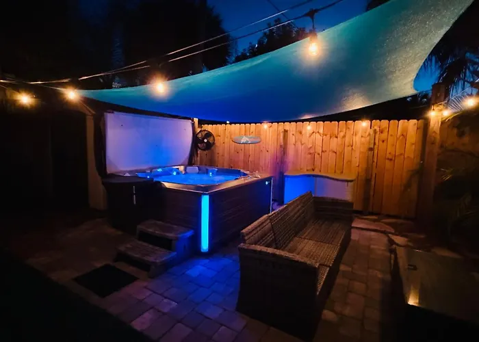 Luxury 2/2 Private Oasis W/Hot Tub Walk To Beach