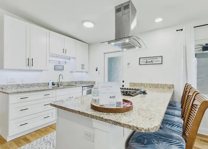 Luxury 2/2 Private Oasis W/Hot Tub Walk To Beach