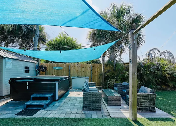 Luxury 2/2 Private Oasis W/Hot Tub Walk To Beach