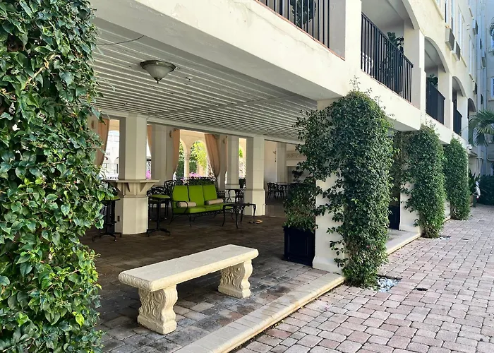 The Green Room - Parking Spot, Poolview At 1920S Landmark Residence On Palm Beach Island