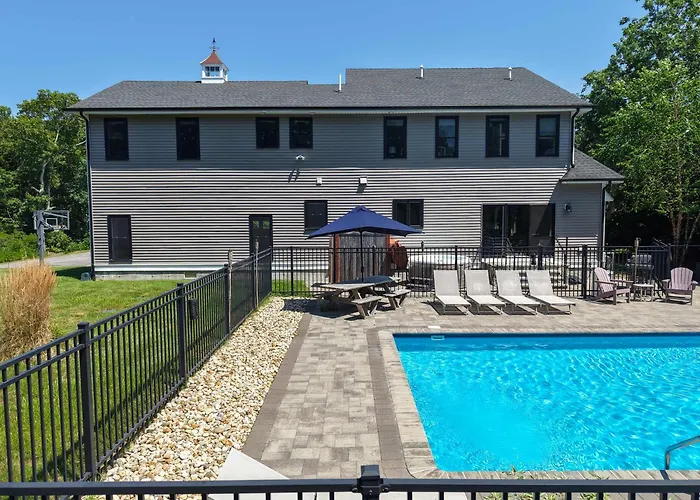 Upscale Beach Retreat W Pool Half Mile To Beach