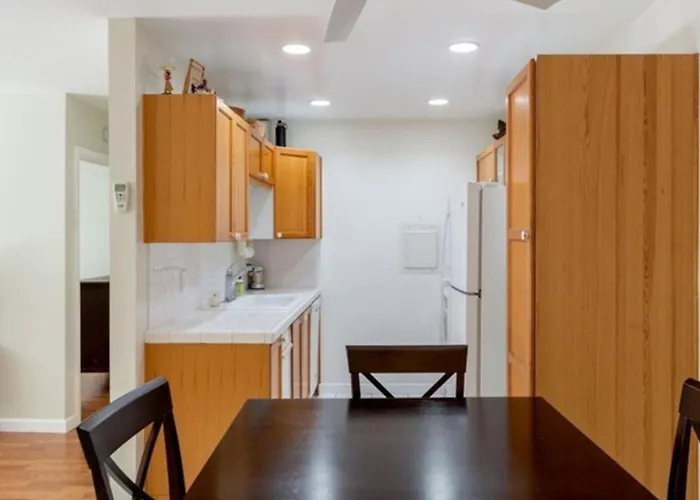 Bright Two Bedroom Retreat Near Hermosa Beach