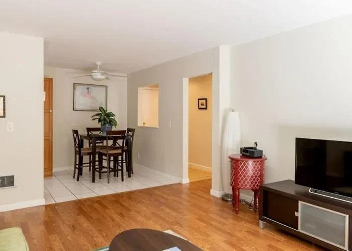 Bright Two Bedroom Retreat Near Hermosa Beach