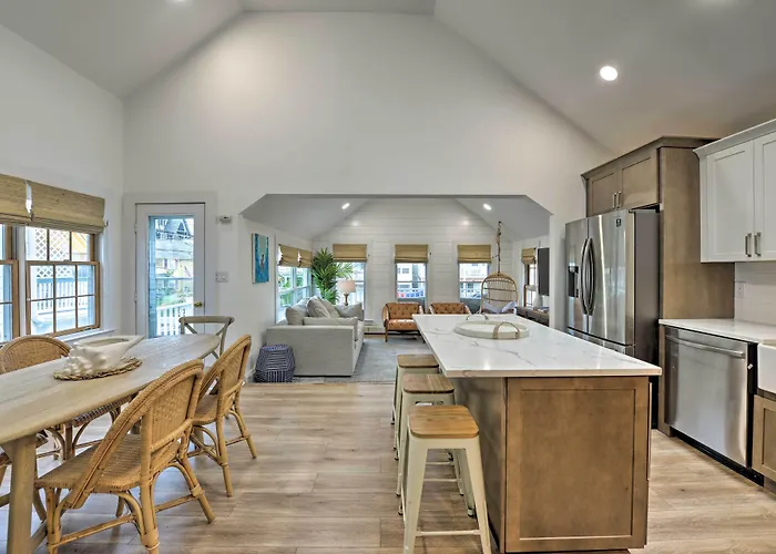 Ocean Grove Apt. W/ Balcony: 1 Block To The Beach!