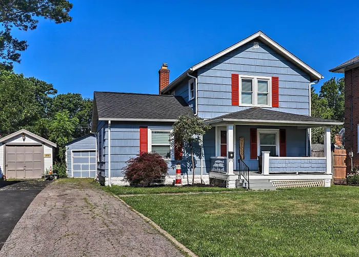 Lorain Lake Cottage < 1 Mi To Lake Erie Fun!