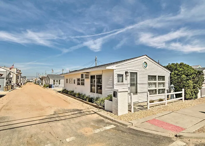 Beachy Lavallette Cottage W/ Outdoor Shower, Patio