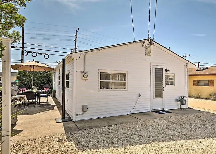 Beachy Lavallette Cottage W/ Outdoor Shower, Patio
