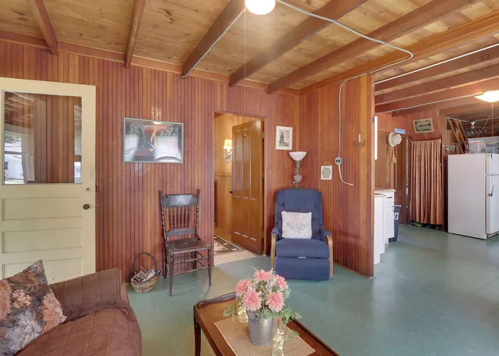 'Grandma'S Cottage' W/ Sunroom: Walk To Beach