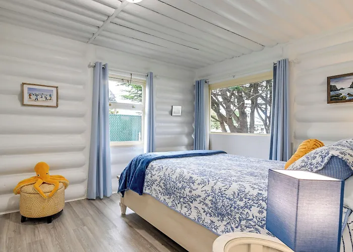 Unique Dog-Friendly Log Cabin: Short Walk To Ocean