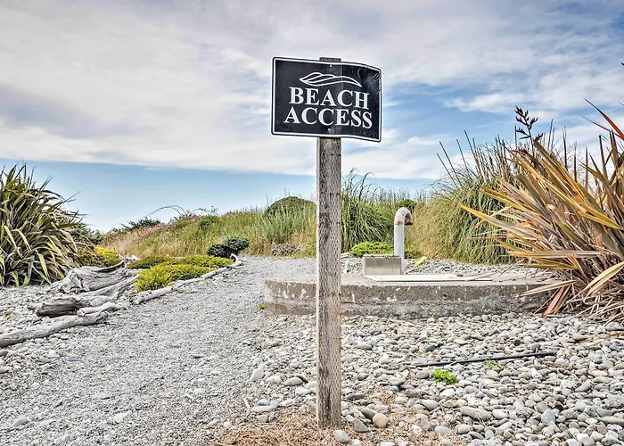Gold Beach Townhome With Ocean Views & Sunroom!