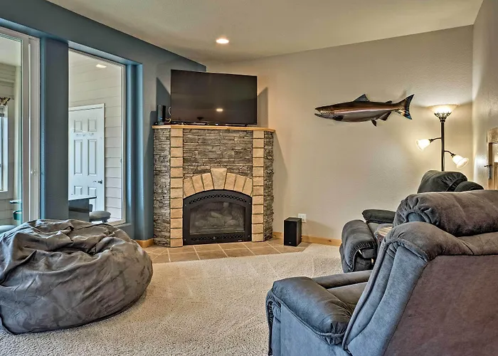 Gold Beach Townhome With Ocean Views & Sunroom!