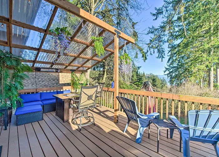 Unique Camano Cabin W/ Mountain + Water Views