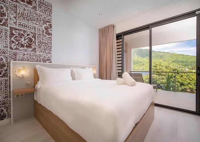 Cook'S Bay Hotel & Suites