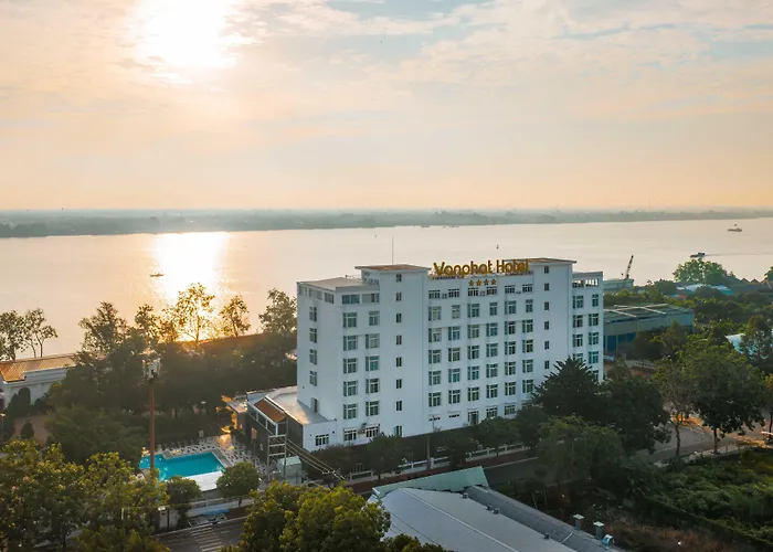 Van Phat Riverside Hotel